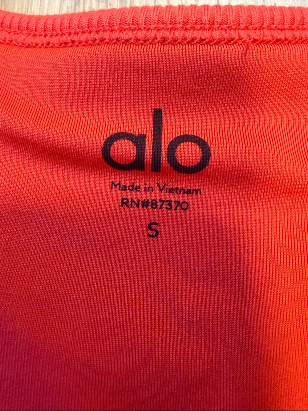ALO Yoga Ribbed Scoop Crop Tank RED - Picture 2 of 4